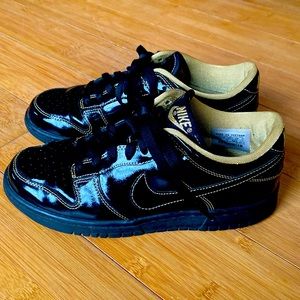 Rare Women’s black and gold Nikes 7.5